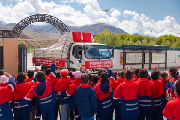 泸深通 4400 公里专车送装直达帕米尔高原，快手国补专项组让5所塔县小学换新洗衣机